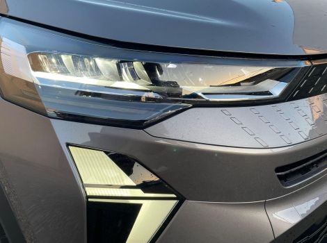 Renault CAPTUR 4 MILD HYBRID 140 CH EDC TECHNO AVEC CONSOLE FLOTTANTE SIEGES CHAUFFANTS ET ROUE DE SECOURS